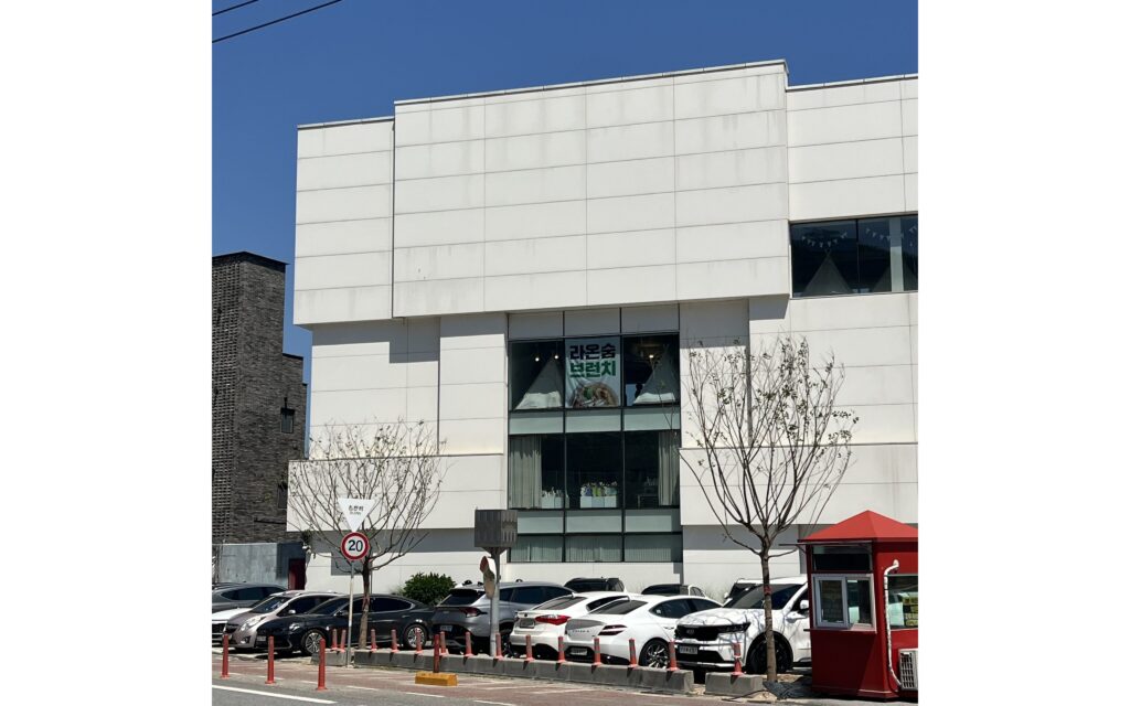 나무가 죽는 건 나무 탓이 아니었다 — 조경 공사 실패의 구조적 원인